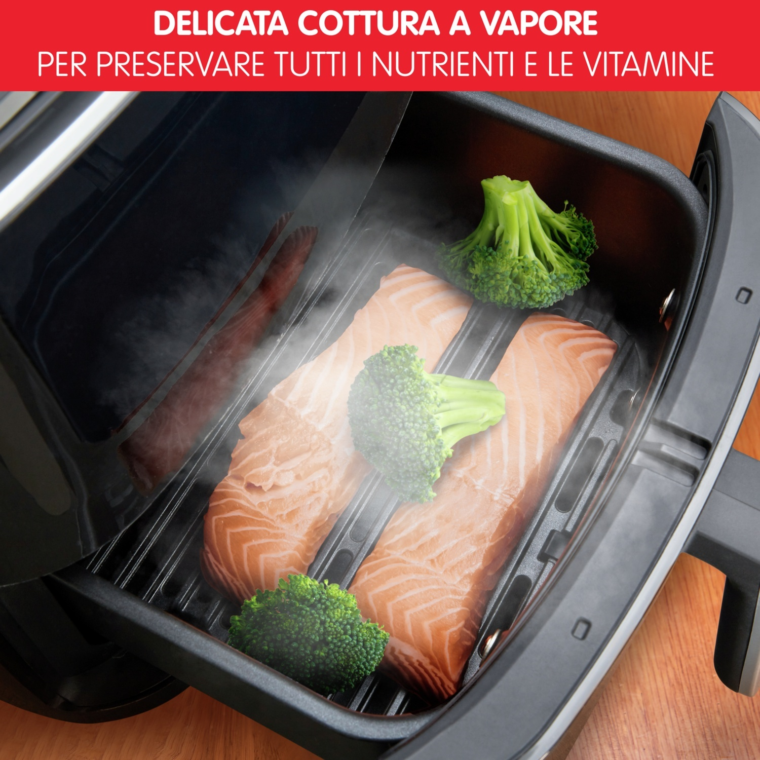 Primo piano di una friggitrice ad aria nera con salmone e broccoli all'interno.