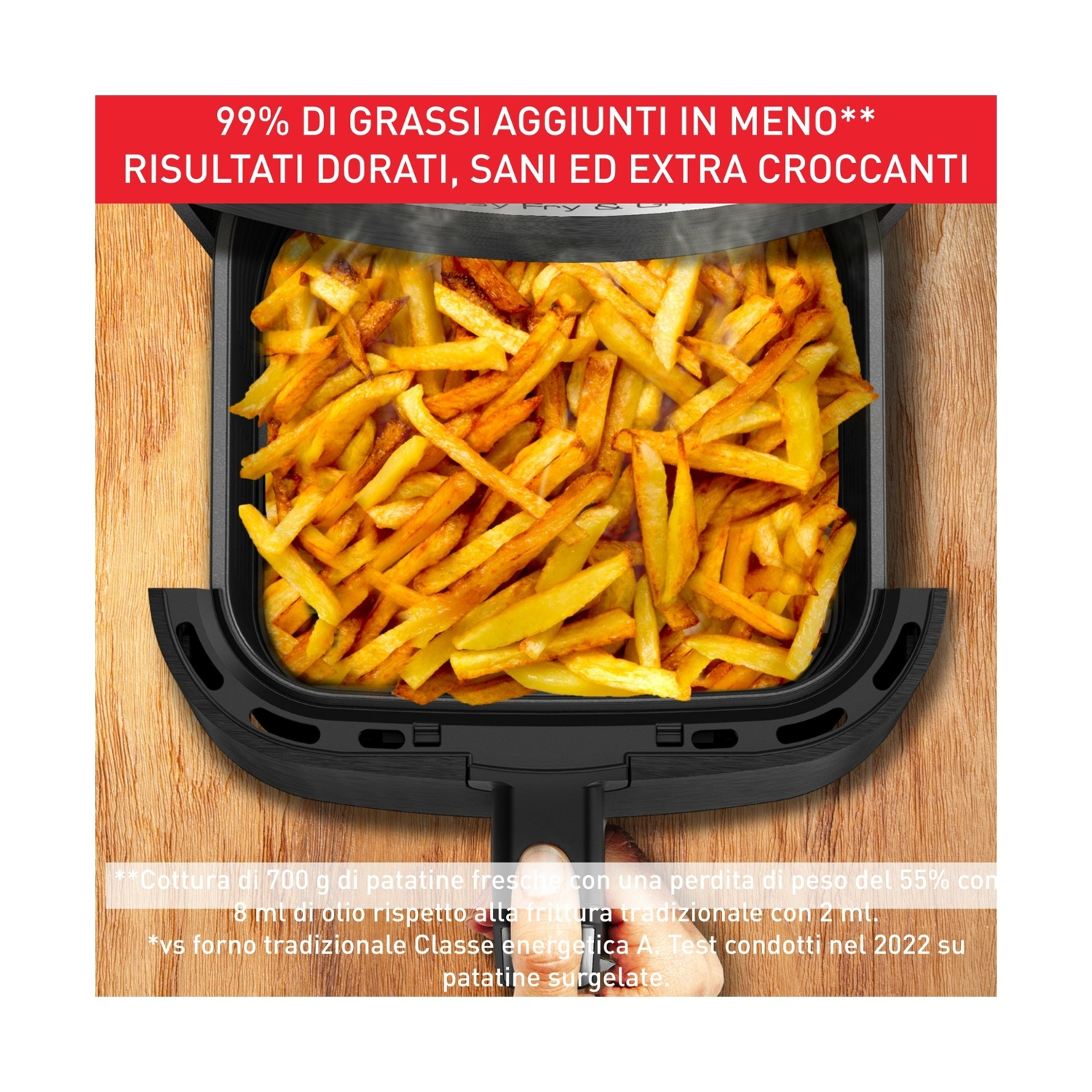 Una friggitrice ad aria con patatine dorate all'interno. Il testo in alto dice: 99% meno grassi. I dettagli della cottura sono in basso.