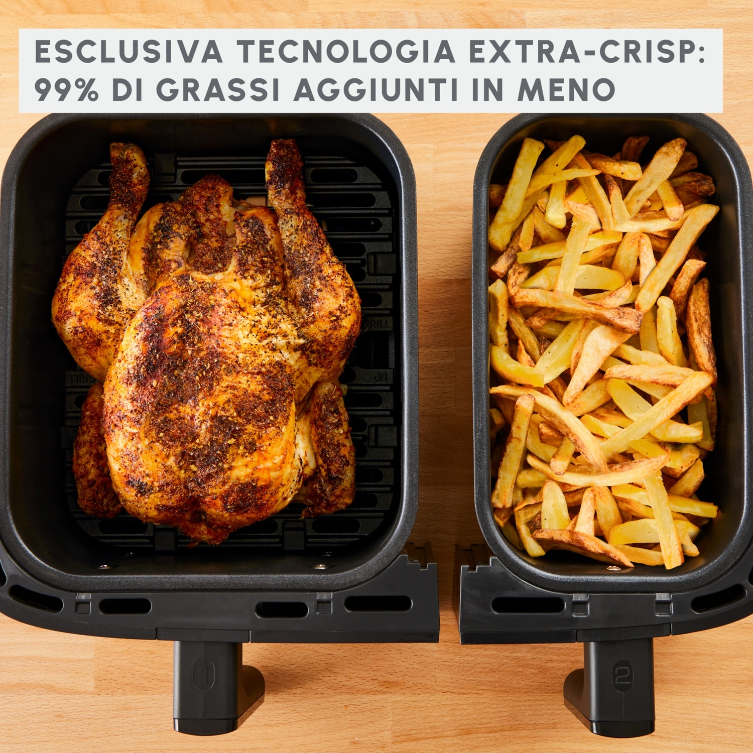 Friggitrice ad aria con pollo e patatine fritte. Pollo e patatine in scomparti separati. Superficie in legno.