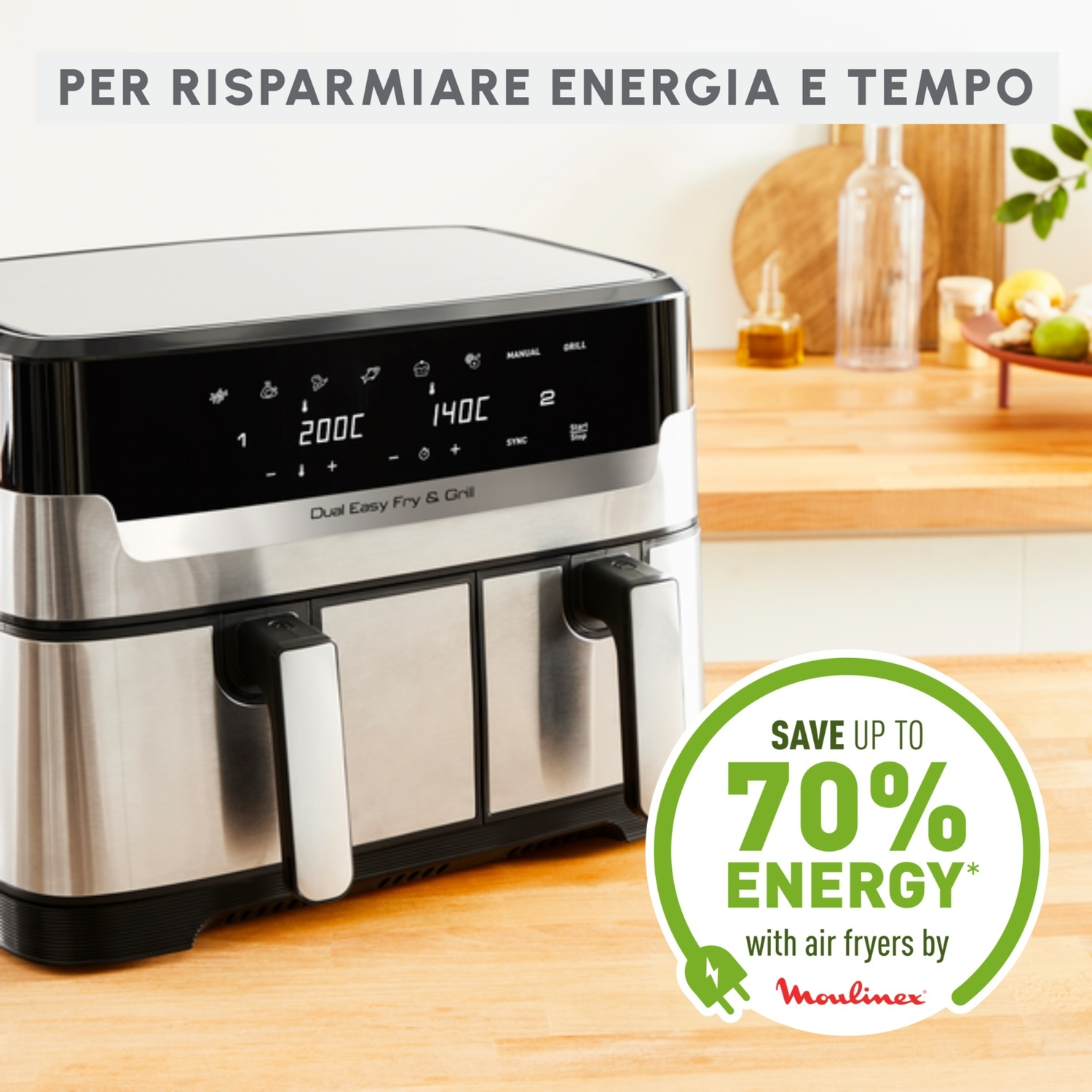 Friggitrice ad aria doppia su tavolo di legno. Pannello di controllo con testo. Cerchio verde con "70% ENERGIA".
