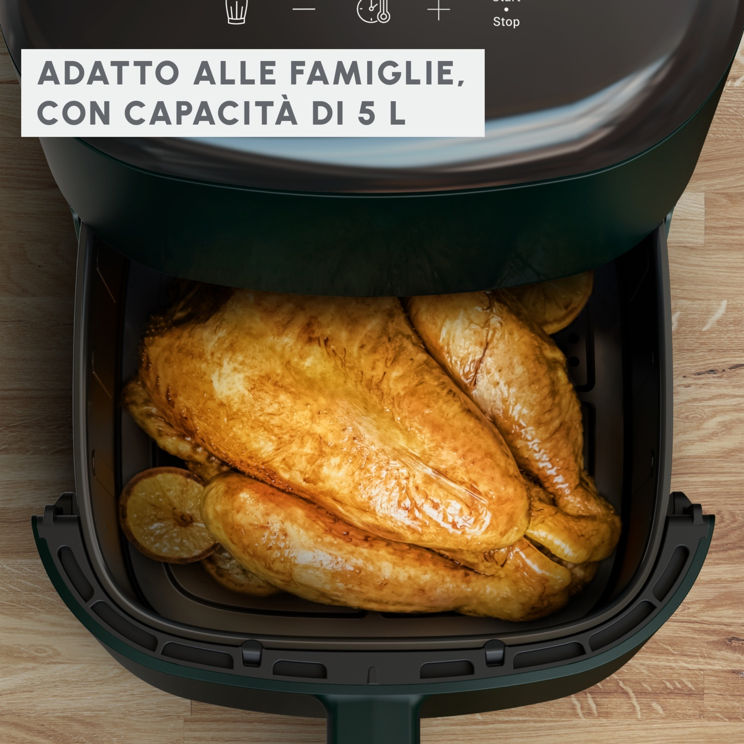 Una friggitrice ad aria con un pollo cotto all'interno con fette di limone. Testo: 'Adatto alle famiglie, con capacità di 5 L'.