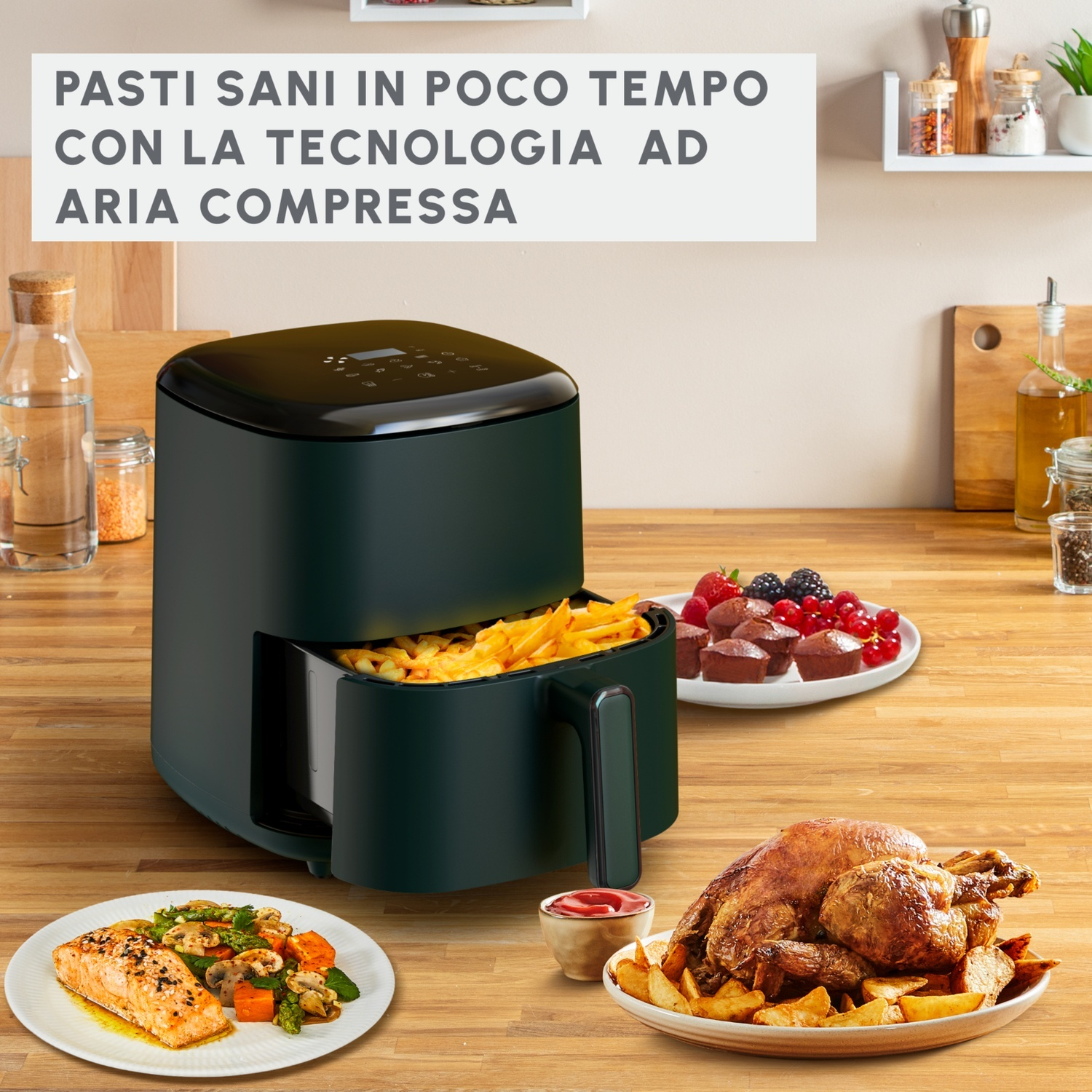 Una friggitrice ad aria con cibo: patatine fritte, mini torte, pollo arrosto e salmone con verdure.