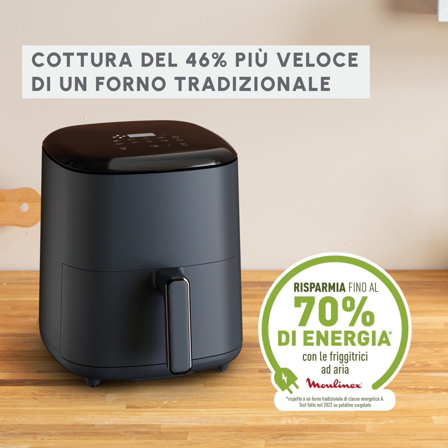 Friggitrice ad aria nera con display digitale. Testo: Cottura più veloce del 46% rispetto a un forno tradizionale.