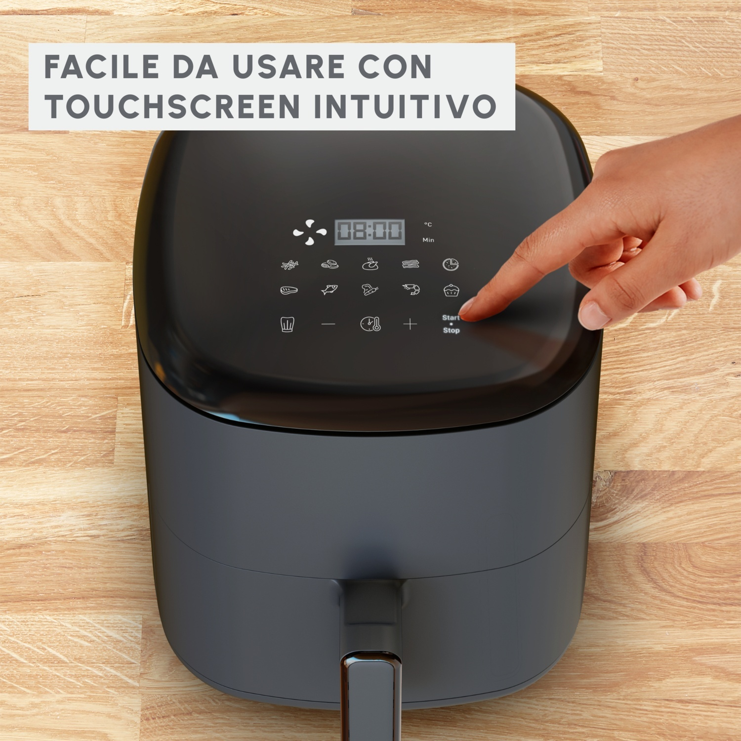 Una mano tocca il pulsante 'Start/Stop' su una friggitrice ad aria nera. Lo schermo mostra le 08:00.