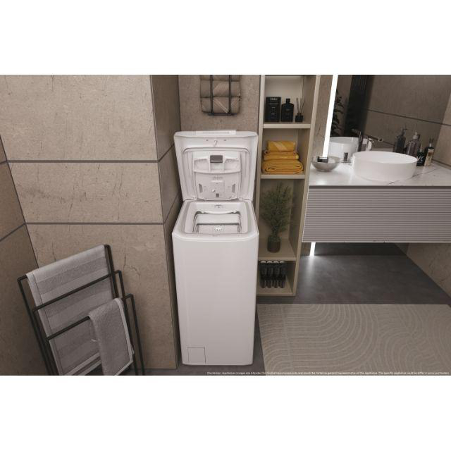 Weiße Waschmaschine mit offenem Deckel in einem modernen Badezimmer.