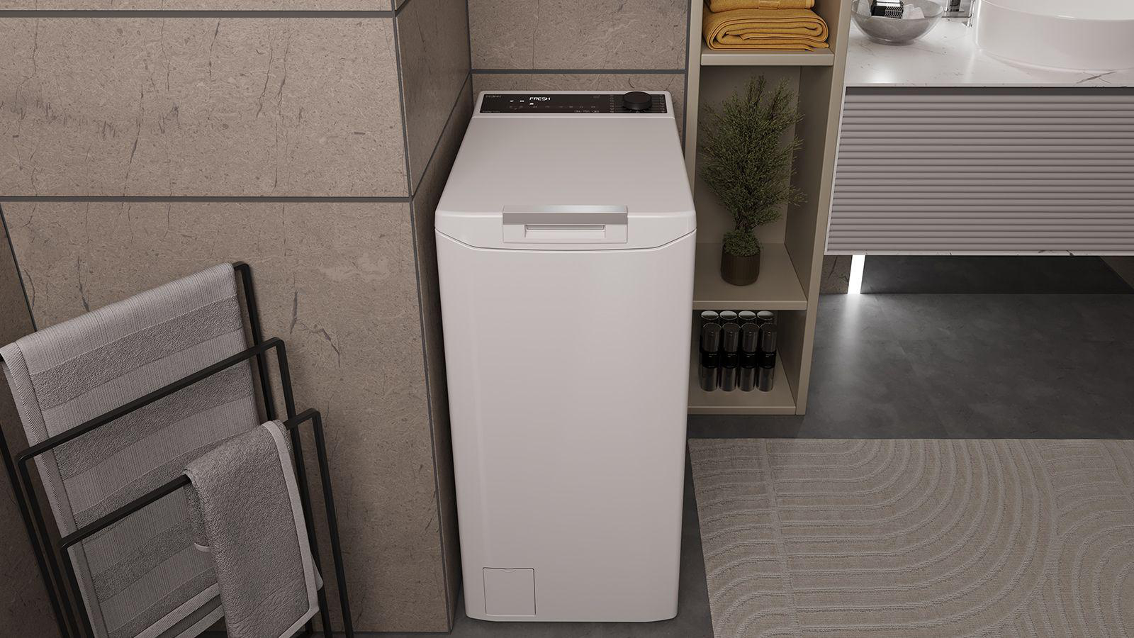 Eine weiße Waschmaschine in einem Badezimmer.
