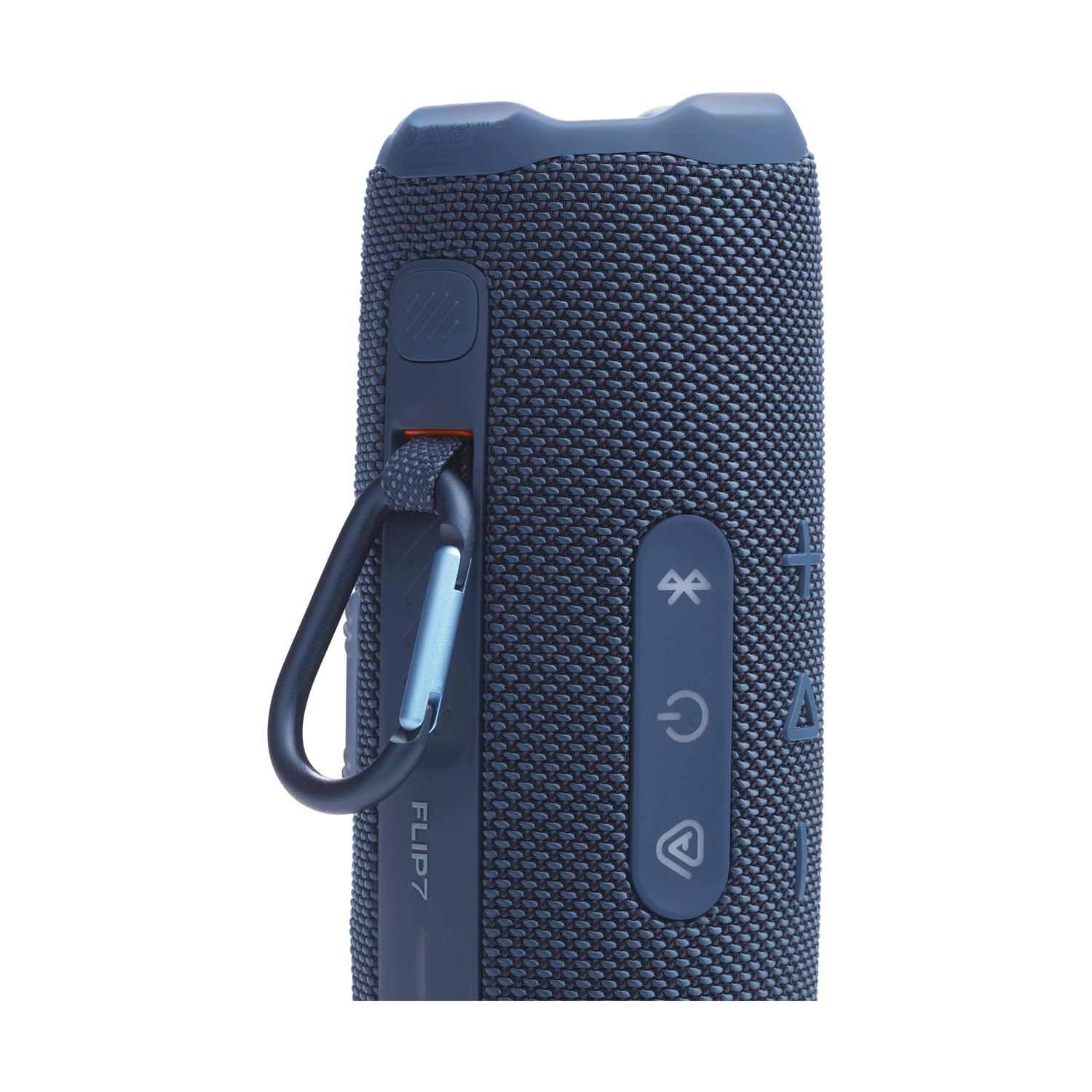 Altoparlante JBL Flip 7 blu scuro con moschettone. Sfondo bianco.