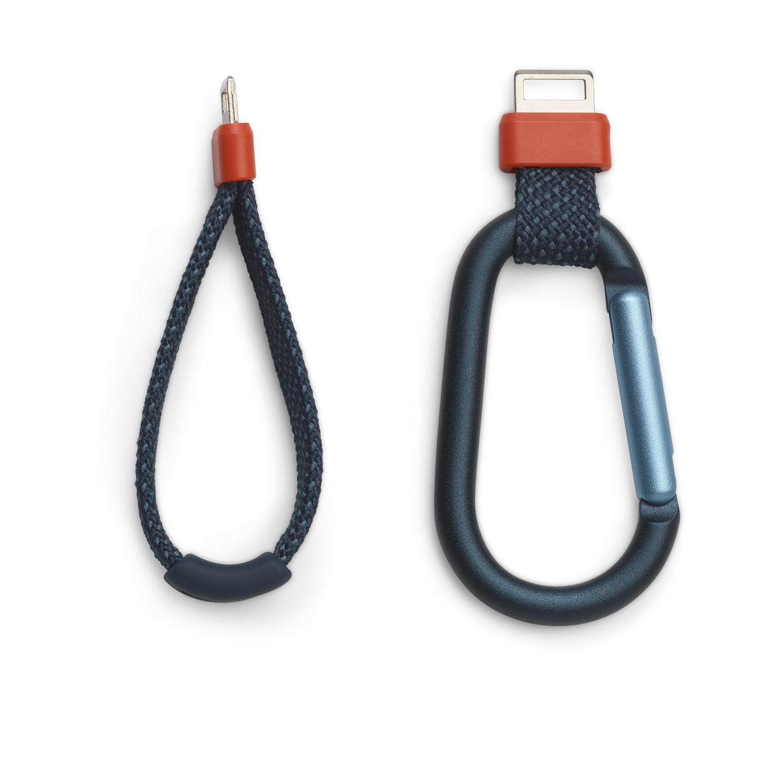 Due accessori: una corda con asola e un moschettone con dettagli blu e arancioni.
