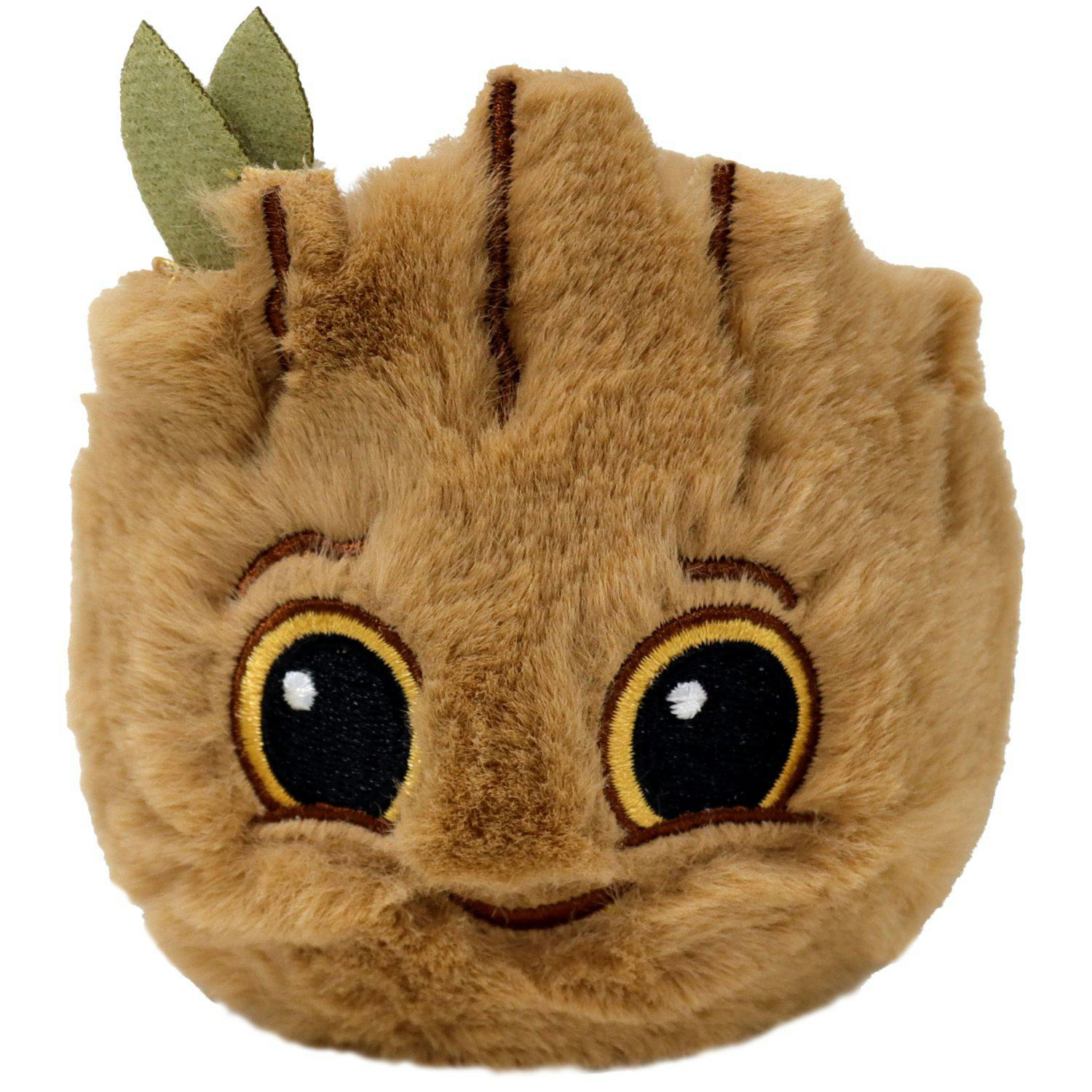 Plüschtier Baby Groot mit braunem Fell, großen Augen und zwei grünen Blättern auf dem Kopf.