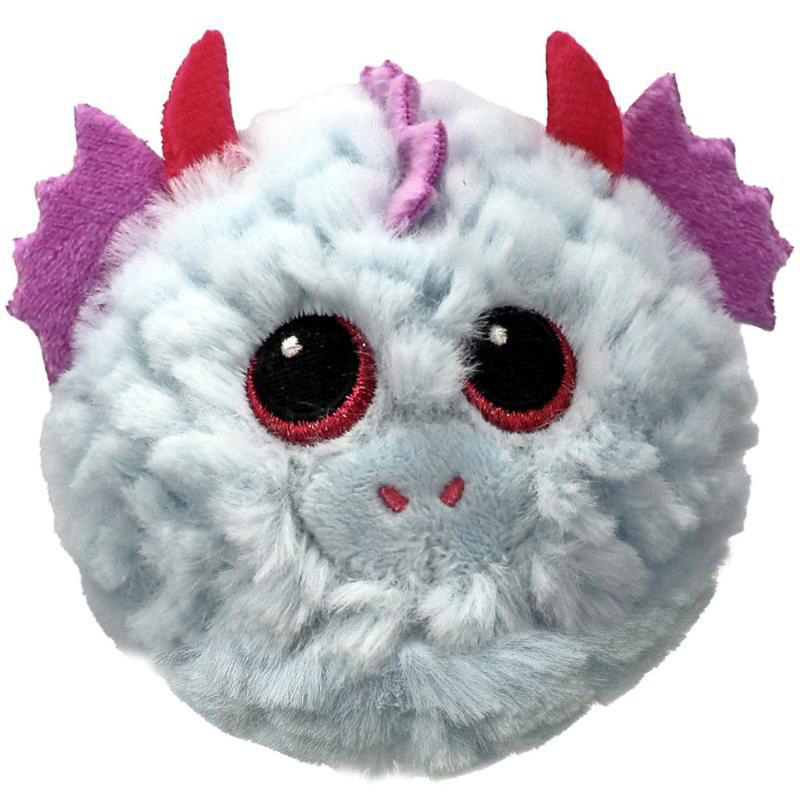 Ein flauschiges, hellblaues Drachenspielzeug mit roten Hörnern, lila Flügeln und großen roten Augen.