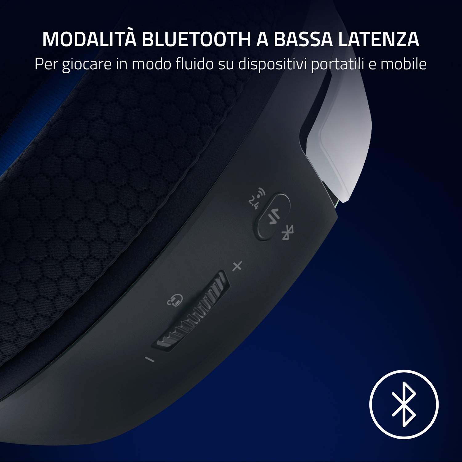 Un primo piano di una cuffia nera che mostra i pulsanti di controllo e il simbolo Bluetooth. Il testo dice modalità a bassa latenza.