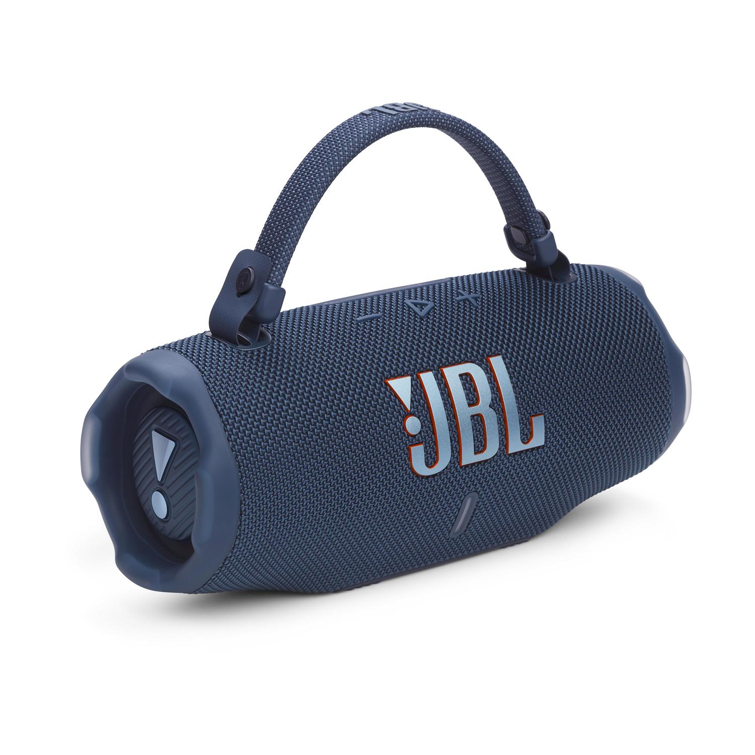 Un altoparlante JBL blu con una maniglia in alto. Il logo JBL è visibile. Su sfondo bianco.