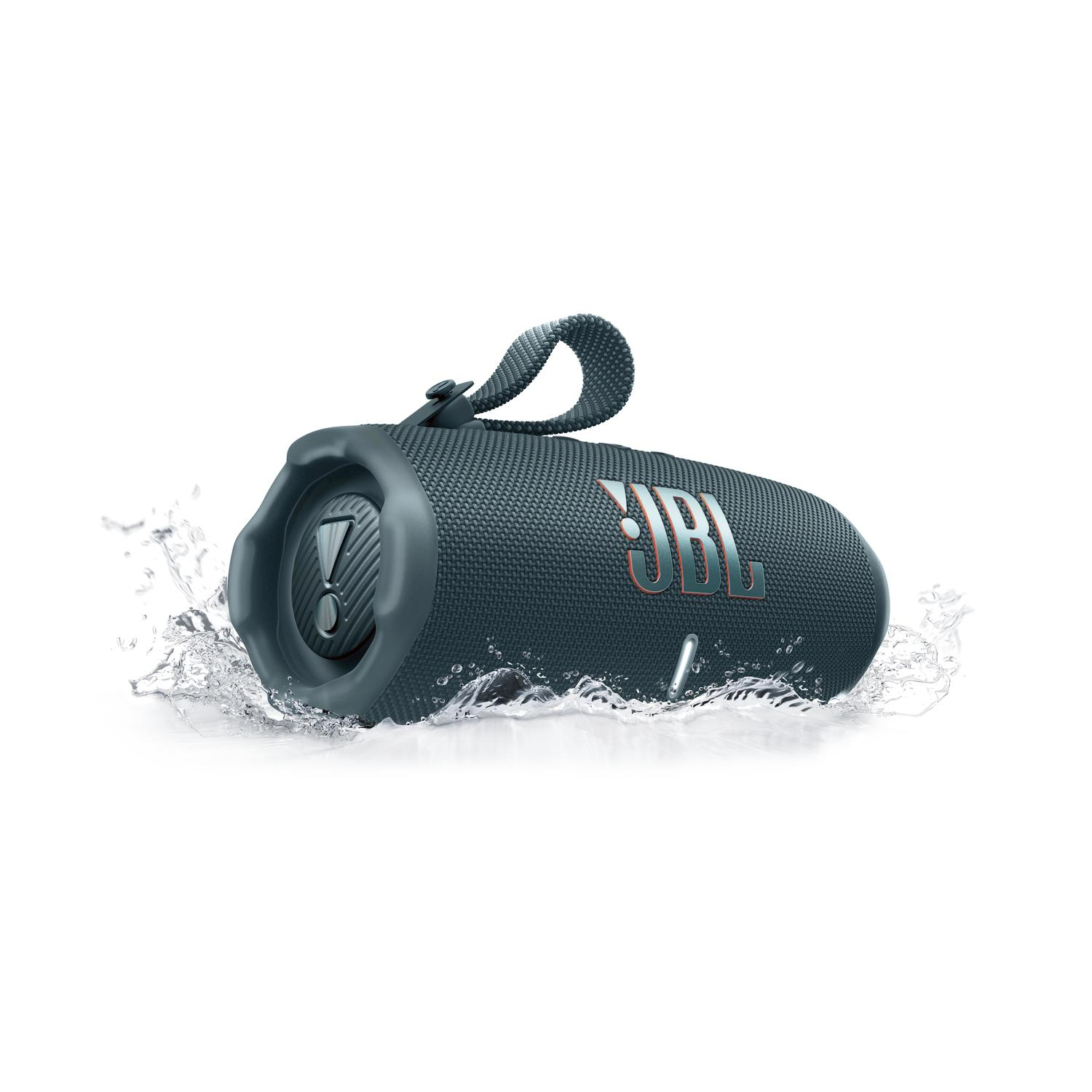 Altoparlante JBL blu e nero in acqua. L'acqua schizza intorno all'altoparlante.