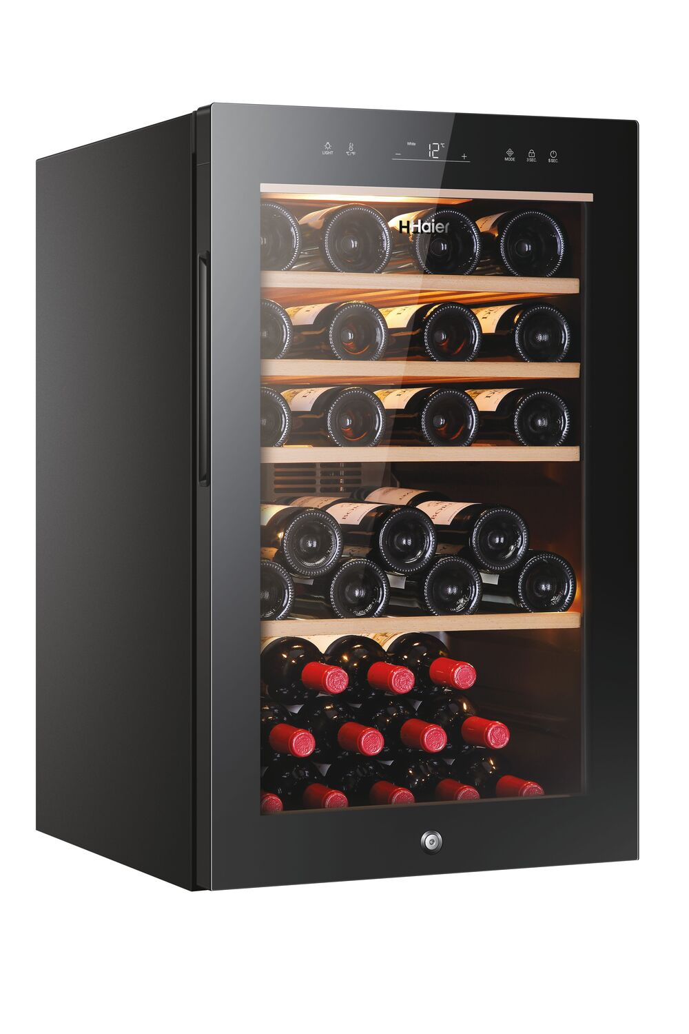 Una vinoteca Haier negra llena de botellas de vino en estantes.
