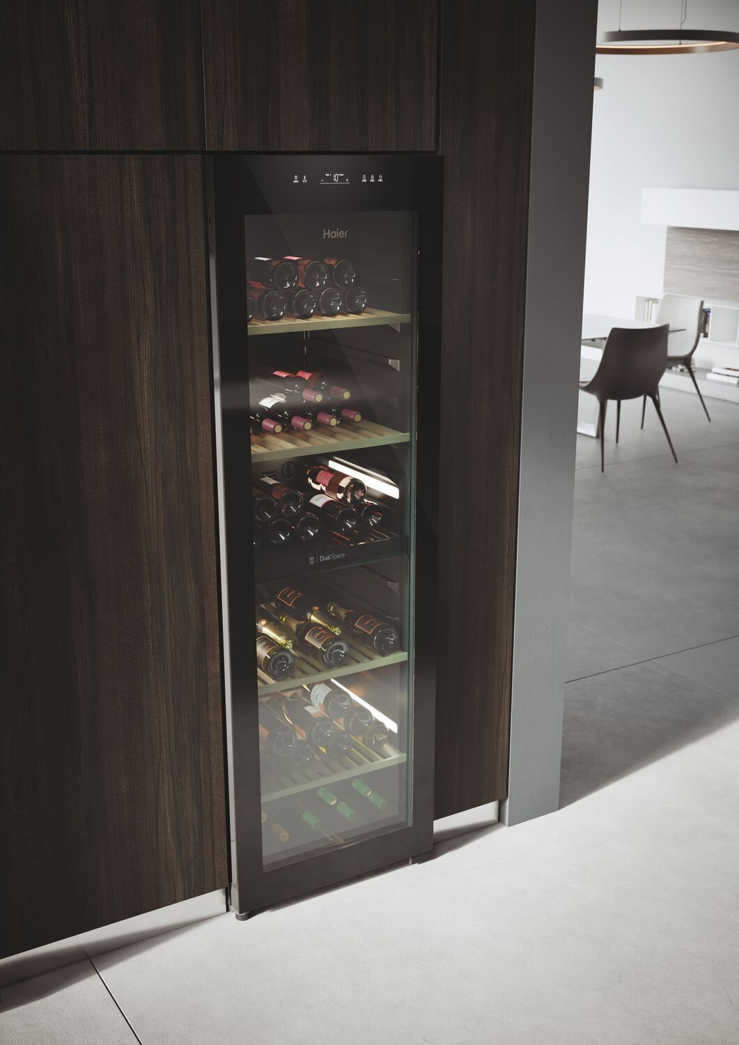 Enfriador de vino empotrado en gabinetes de madera, lleno de botellas, en una cocina moderna.