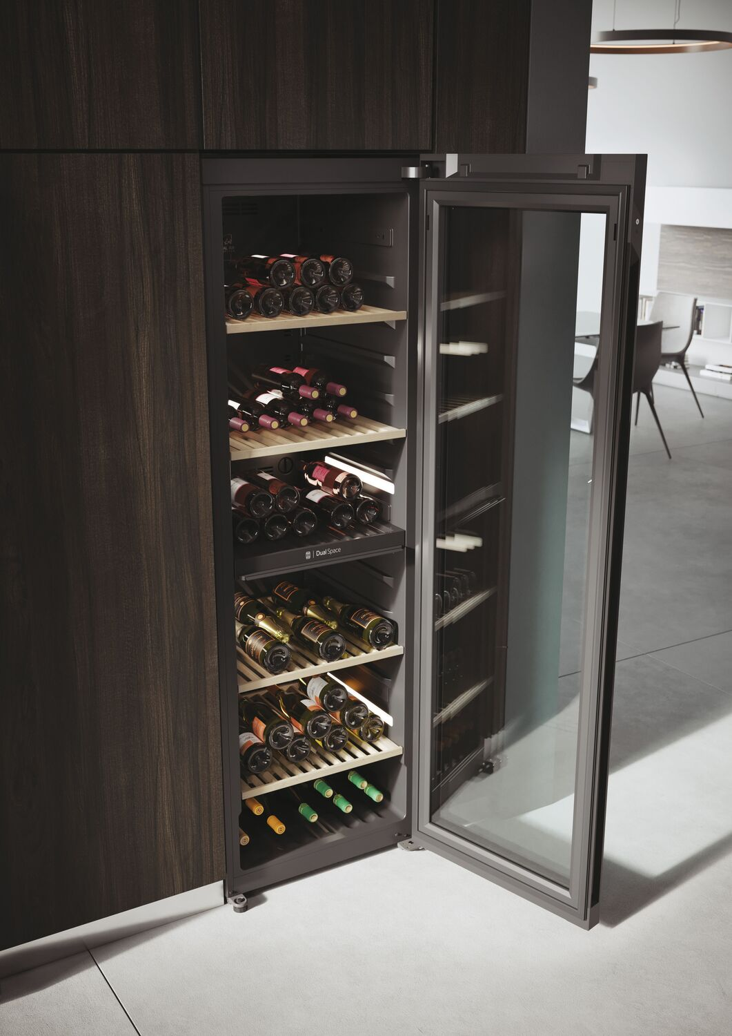 Un refrigerador de vino con varias botellas de vino. El refrigerador está abierto, mostrando el interior.