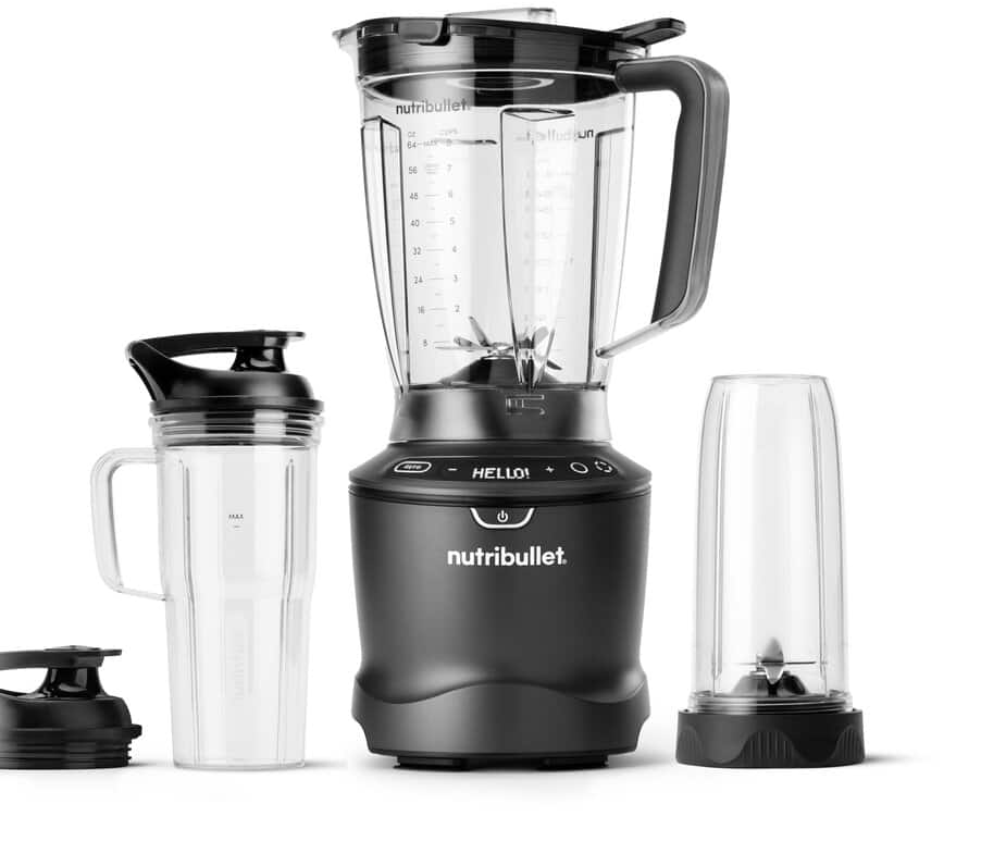 Egy szétszerelt Nutribullet turmixgép az alappal, a turmix tartállyal és két pohárral.
