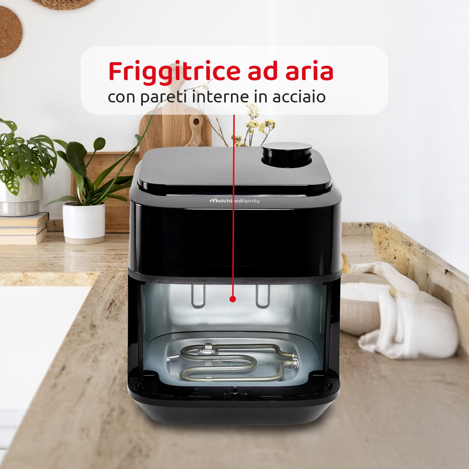 Friggitrice ad aria nera con interno in acciaio inossidabile, sovrapposizione di testo. Sfondo cucina con piante e superfici in legno.