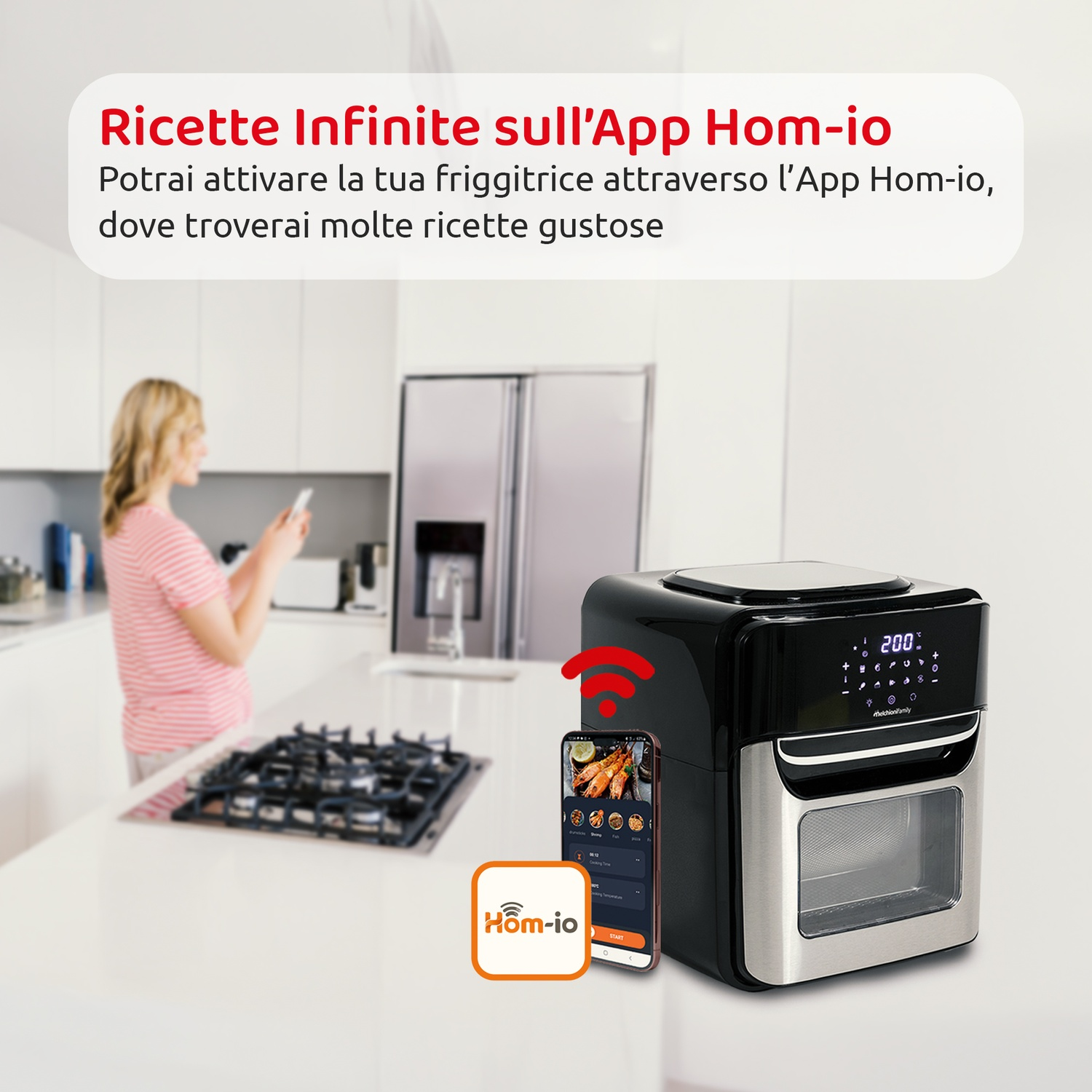 Una donna usa uno smartphone vicino a una friggitrice ad aria nera e argento.