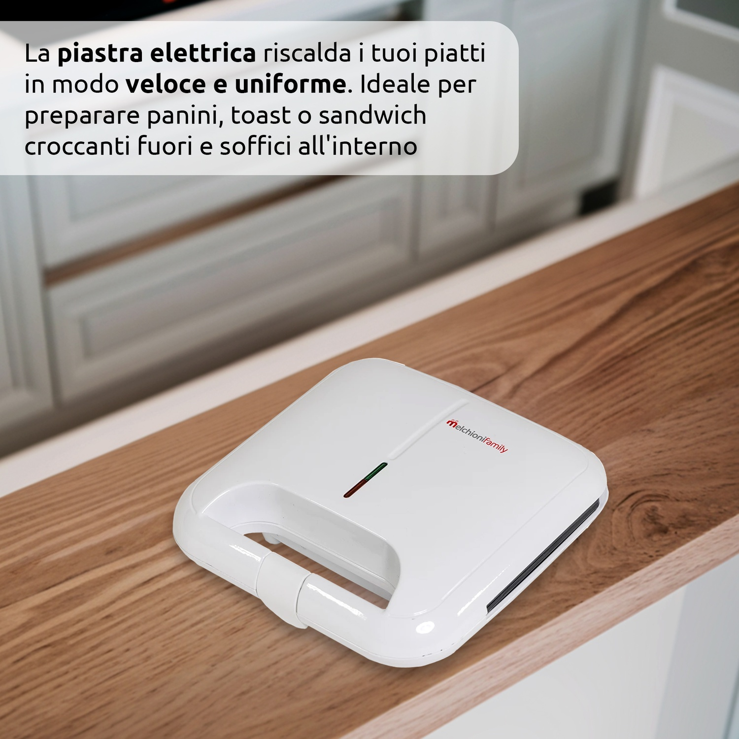 Una piastra per sandwich bianca su una superficie di legno. Casella di testo sulla piastra elettrica.