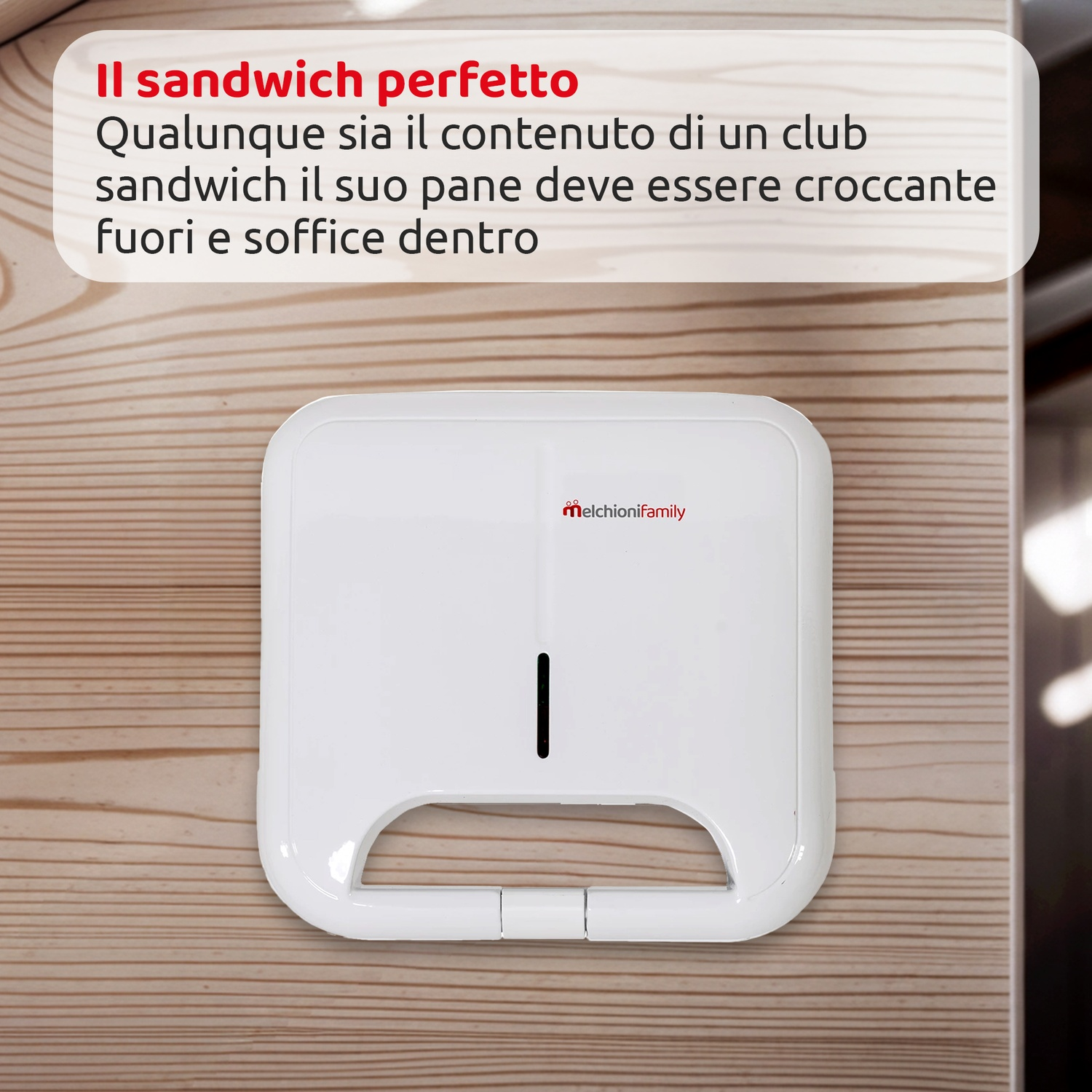 Una macchina per sandwich bianca su una superficie di legno con testo sui club sandwich.