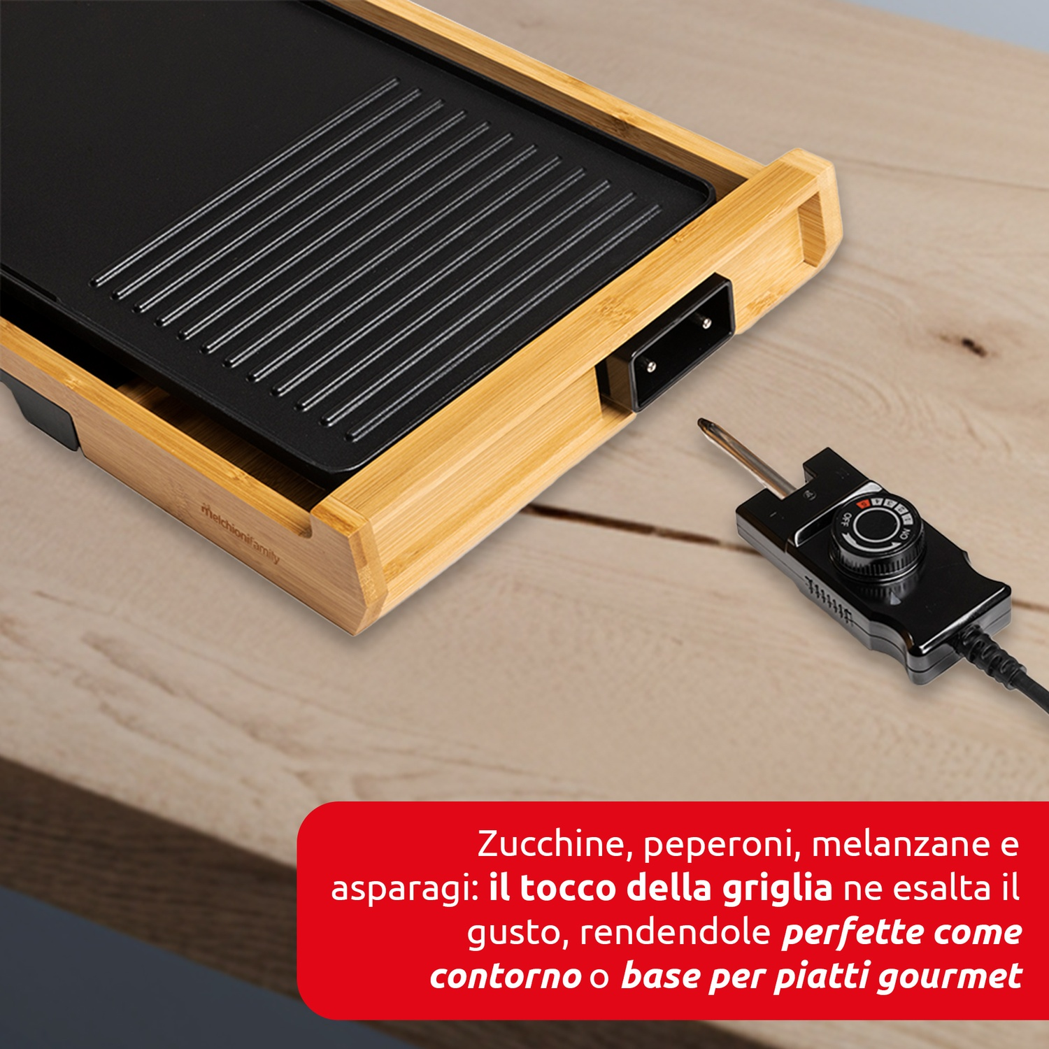Griglia elettrica nera e base in legno. Testo in italiano. Superficie in legno.