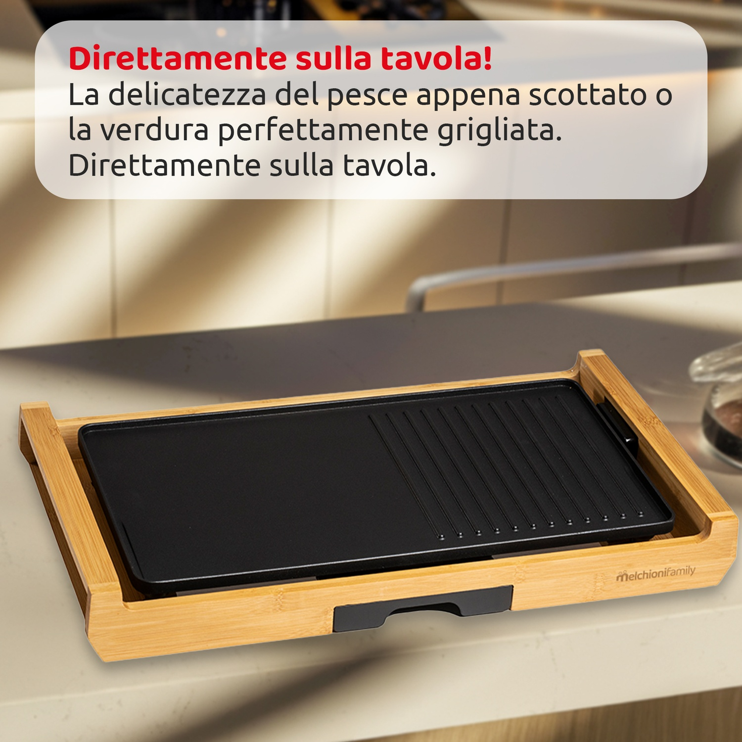 Una macchina per il caffè argentata con due bicchieri di caffè e testo in alto.