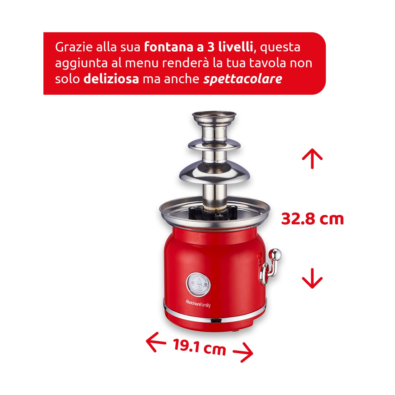 Una fontana di cioccolato rossa a tre livelli con misure. La fontana è larga 19,1 cm e alta 32,8 cm.