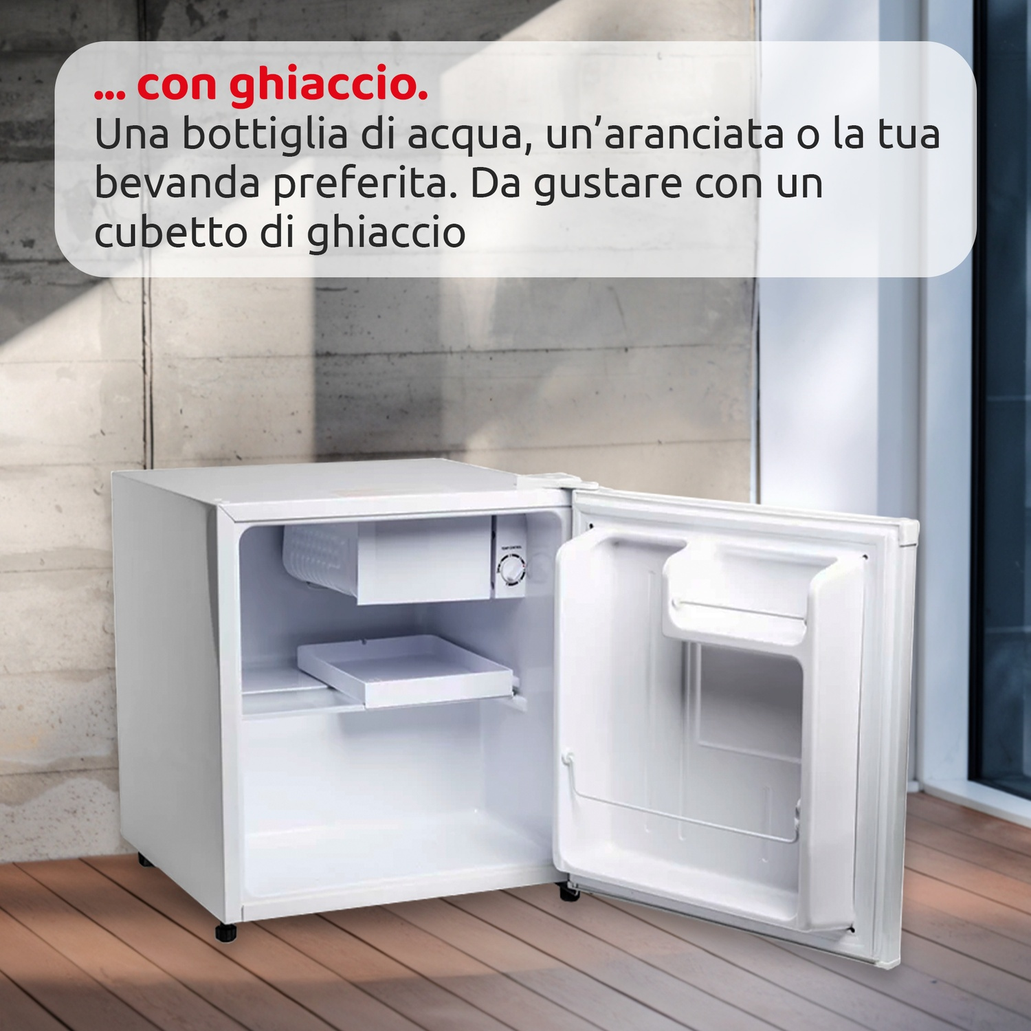 Un mini frigorifero bianco con la porta aperta. Ha un vassoio e un contenitore all'interno.