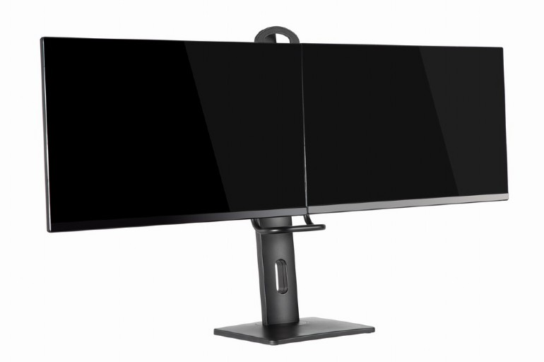 Kettős monitor beállítás egy állványon. A monitorok feketék és téglalap alakúak, középen egy állvánnyal.