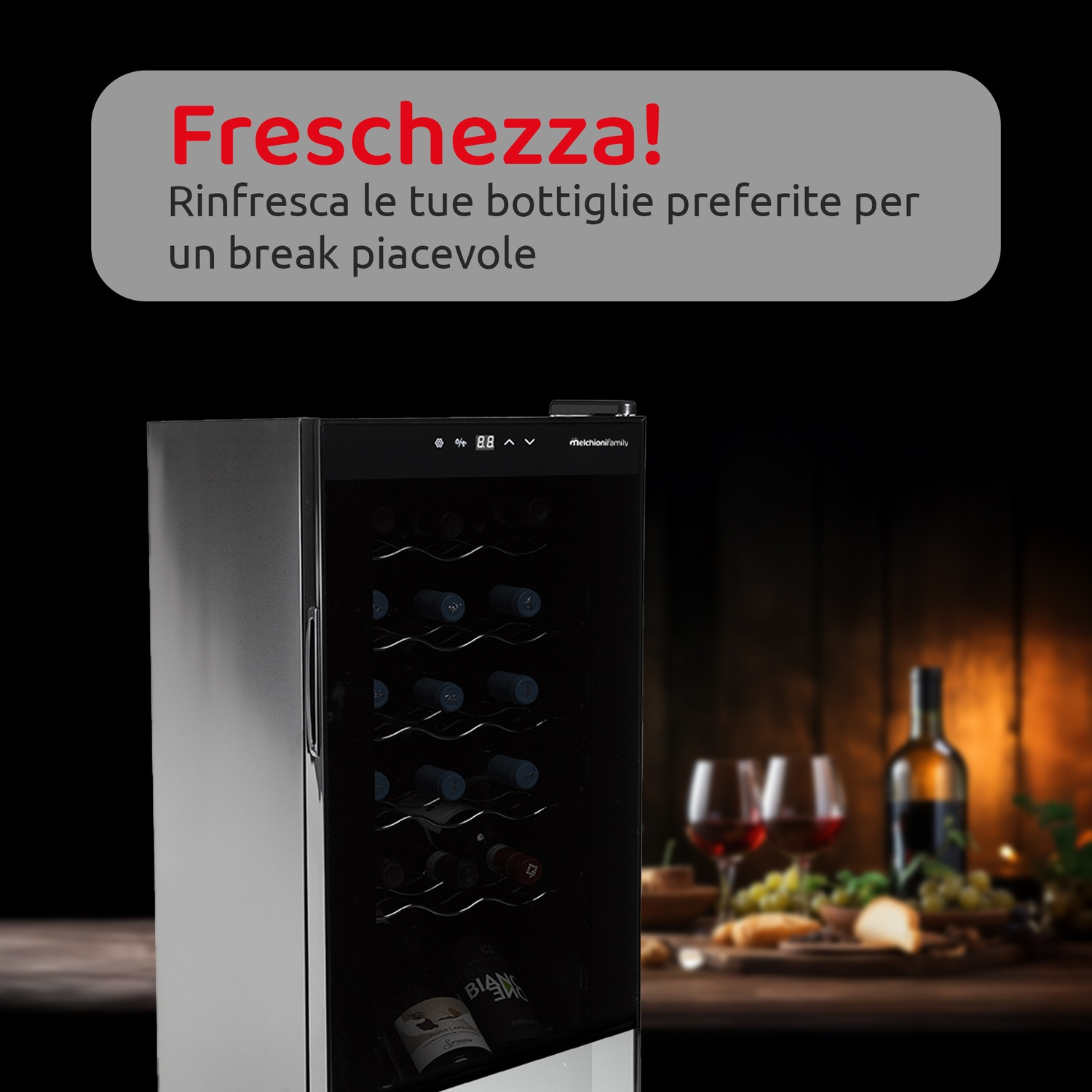 Una cantinetta nera con bottiglie e bicchieri.