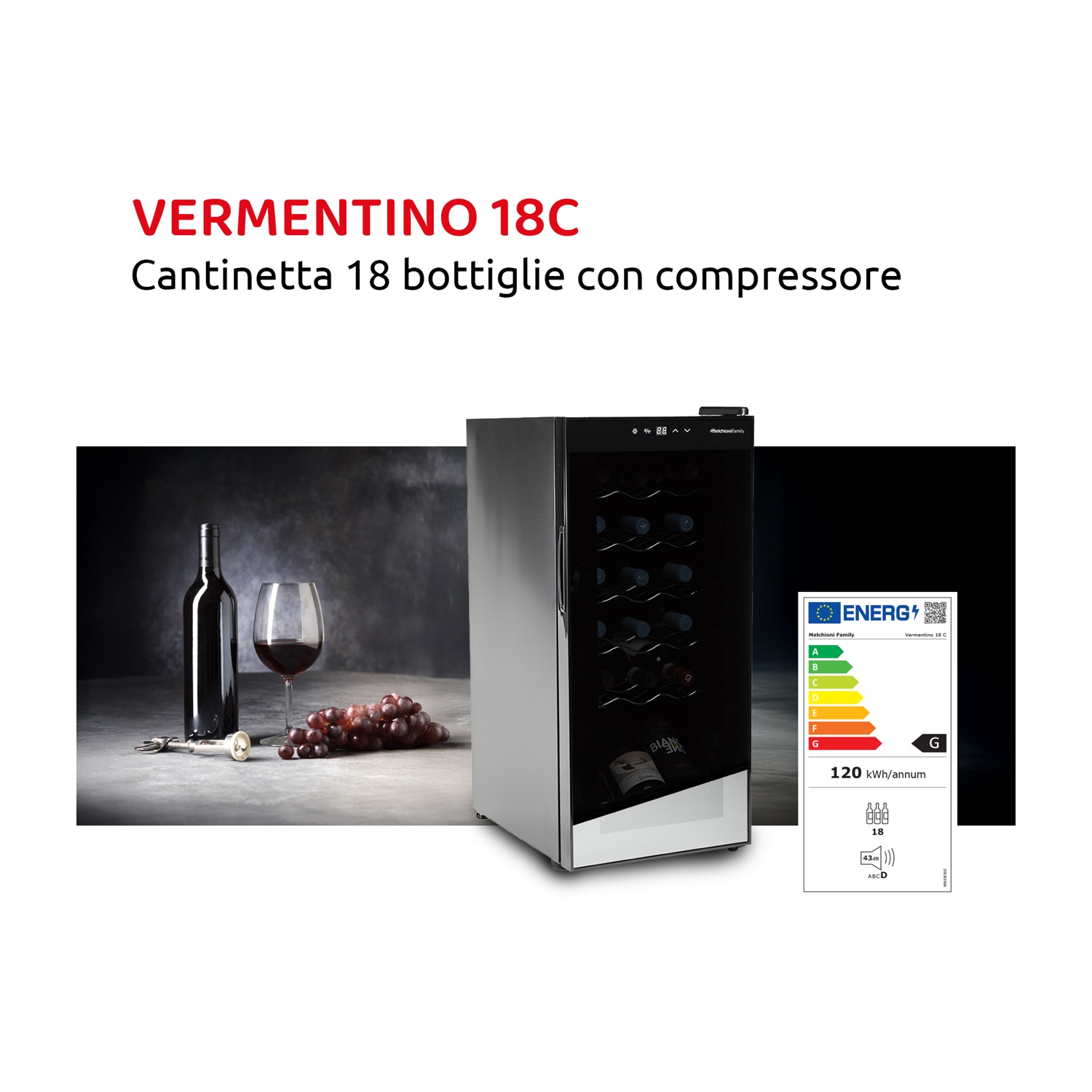 Cantinetta vino con bottiglie e bicchiere. Etichetta energetica visibile. Sfondo scuro.