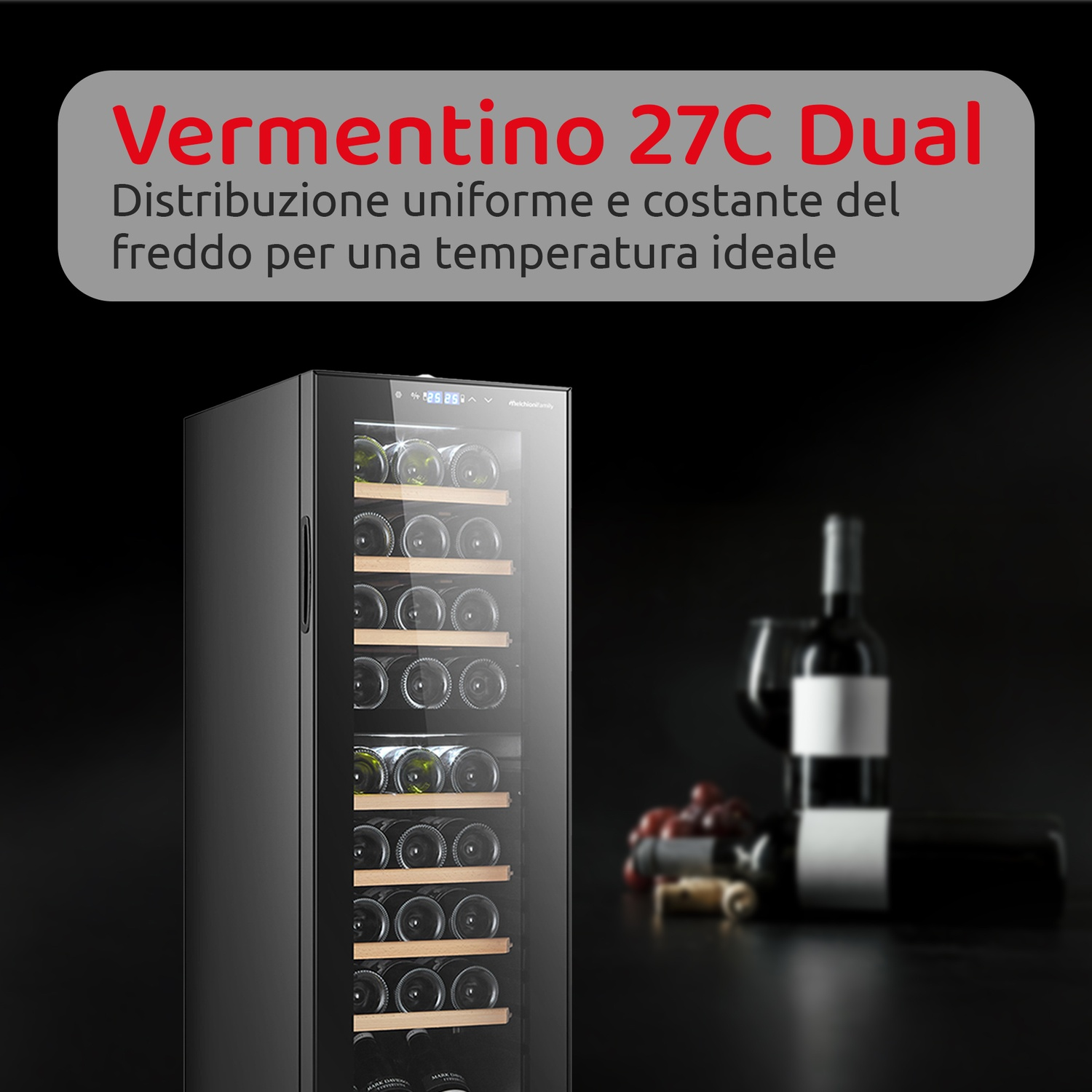 Una cantinetta nera con bottiglie all'interno e un bicchiere da vino sul lato. Sfondo scuro.