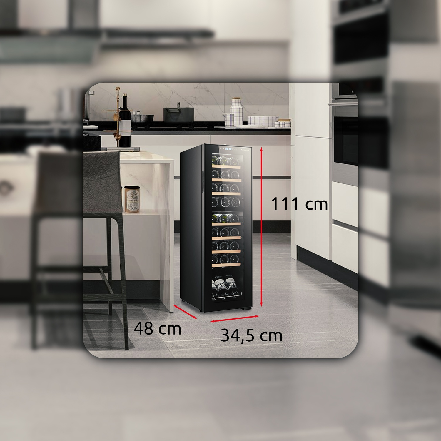 Un refrigeratore per vino nero in cucina, con dimensioni e bottiglie visibili.