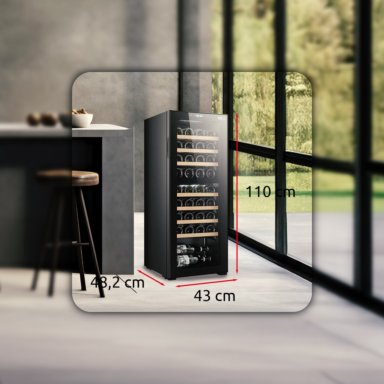 Un frigorifero per vini nero con più bottiglie all'interno. Sono visualizzate le misure 43cm x 48,2cm x 110cm.