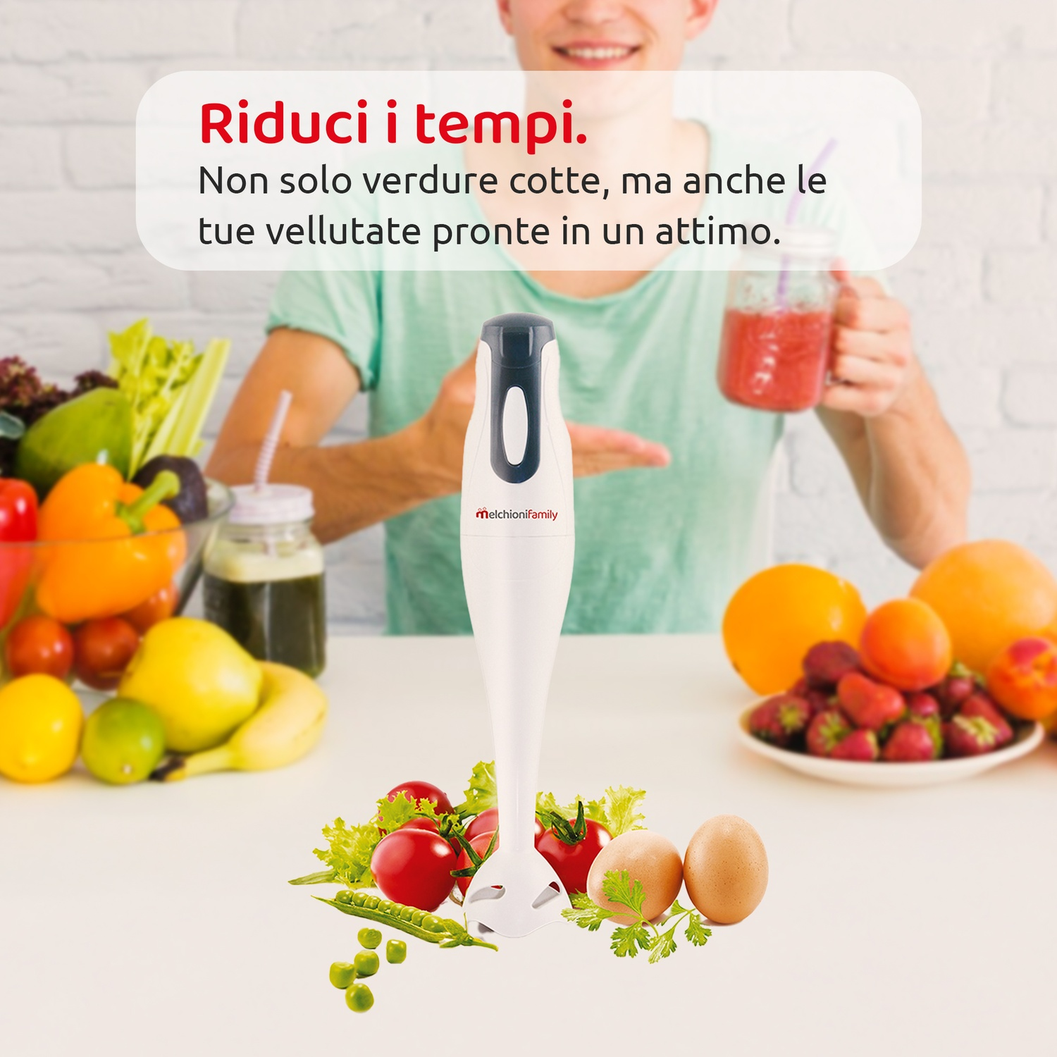 Uomo tiene in mano un frullato, un frullatore bianco con ingredienti sul tavolo.