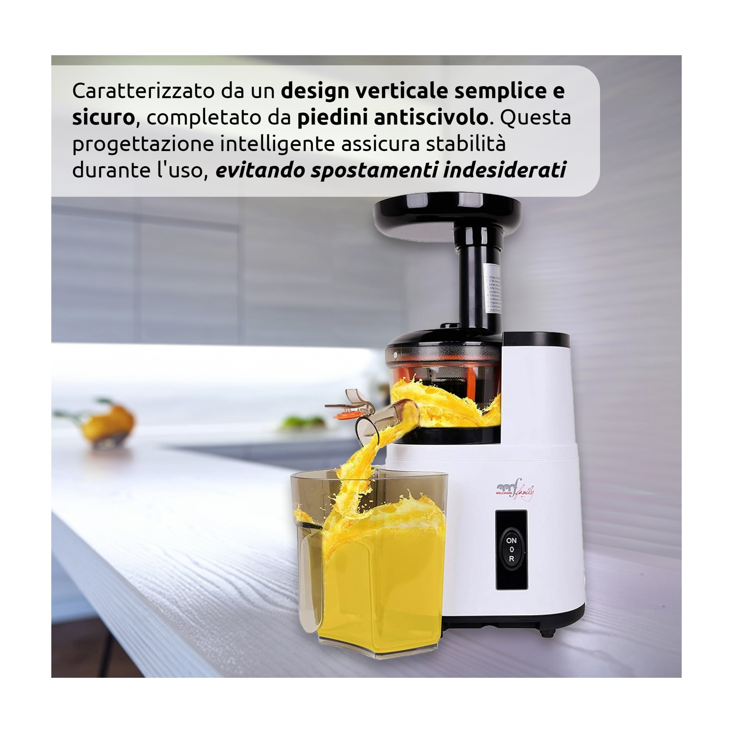 Estrattore di succo con succo versato in un bicchiere, testo sopra.