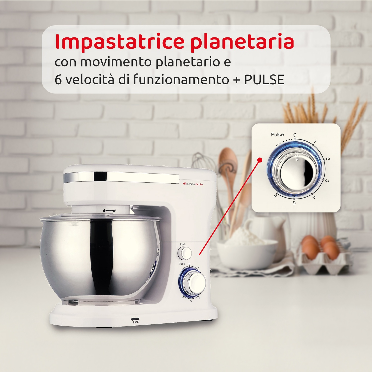 Impastatrice bianca con ciotola argentata e pannello di controllo.