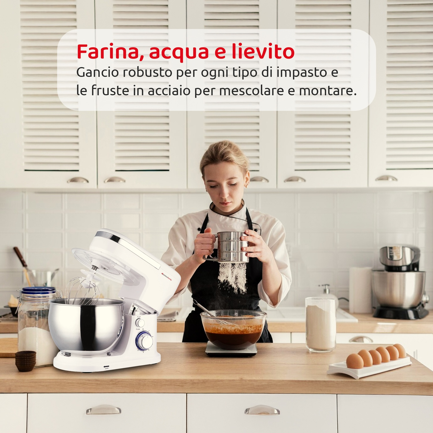 Una donna usa un mixer bianco per fare l'impasto in una cucina.