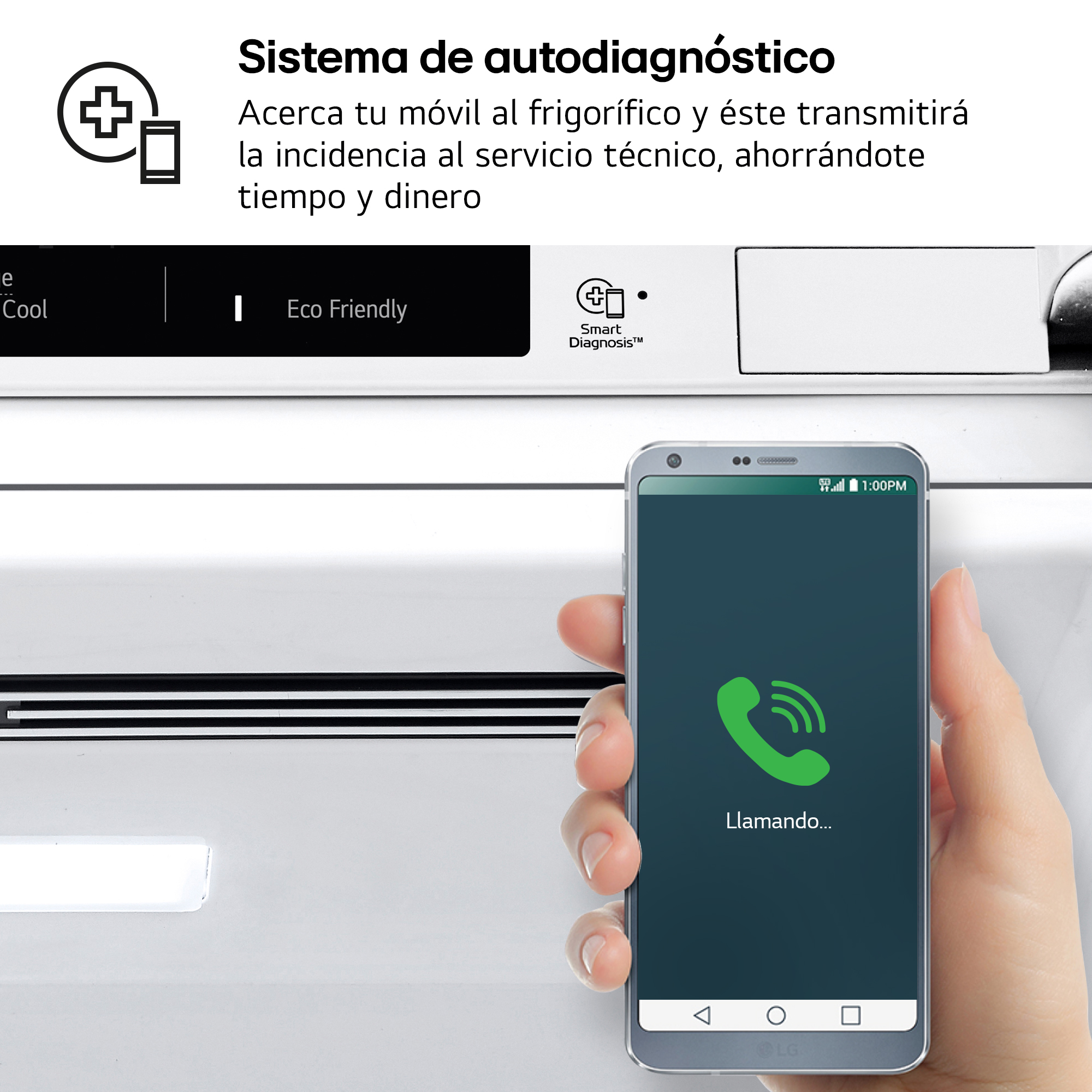 Una mano sostiene un teléfono cerca de una nevera. La pantalla muestra una llamada en curso.