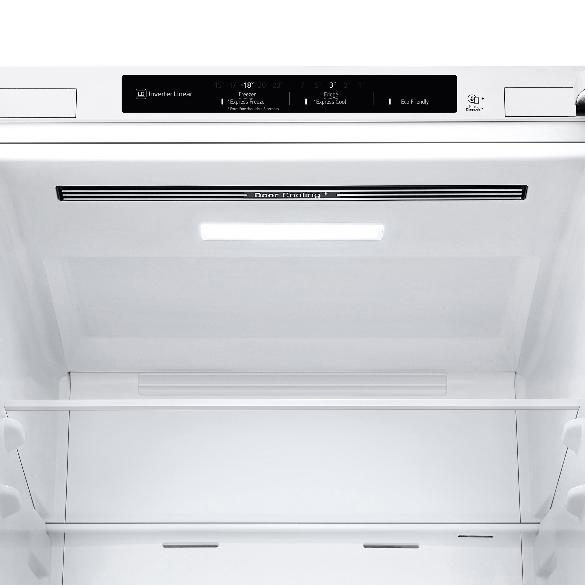 Dentro de un refrigerador. Muestra los controles de temperatura y el interior con luces.