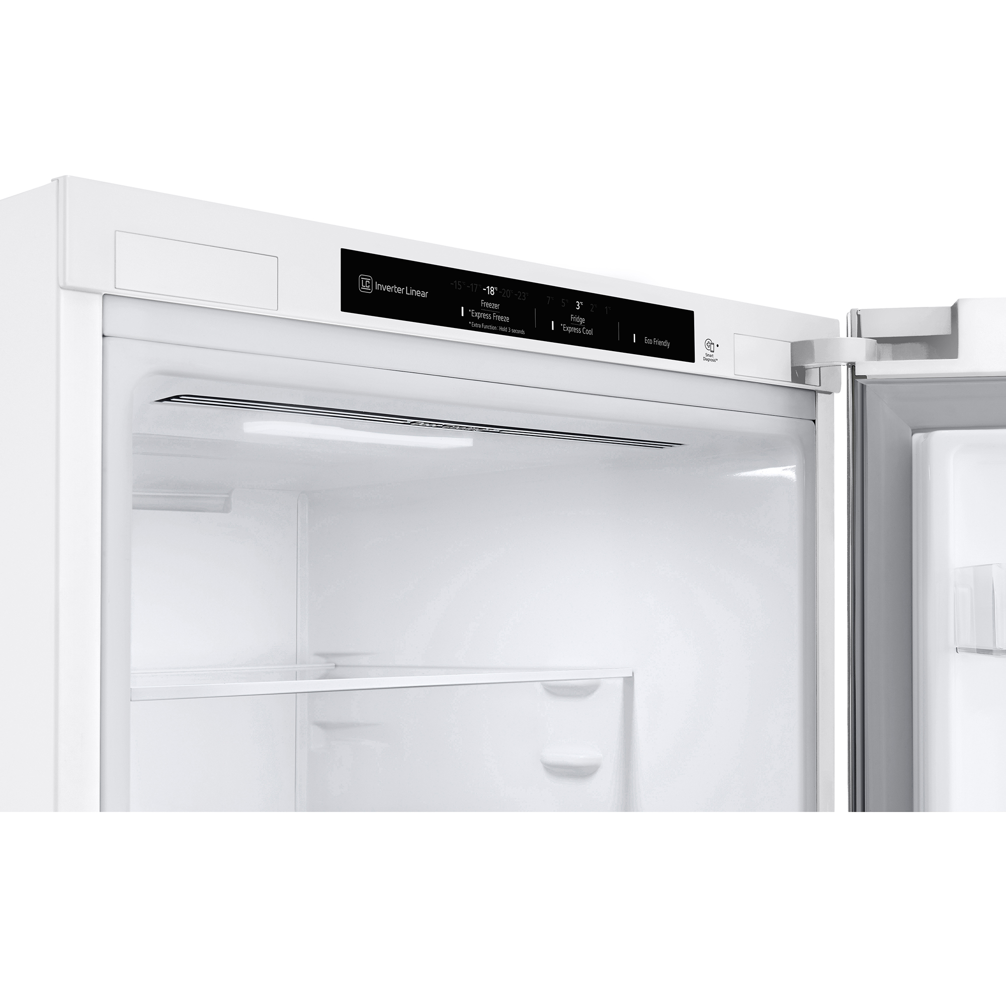 Interior de refrigerador blanco con estantes, luz y pantalla digital. Fondo blanco.