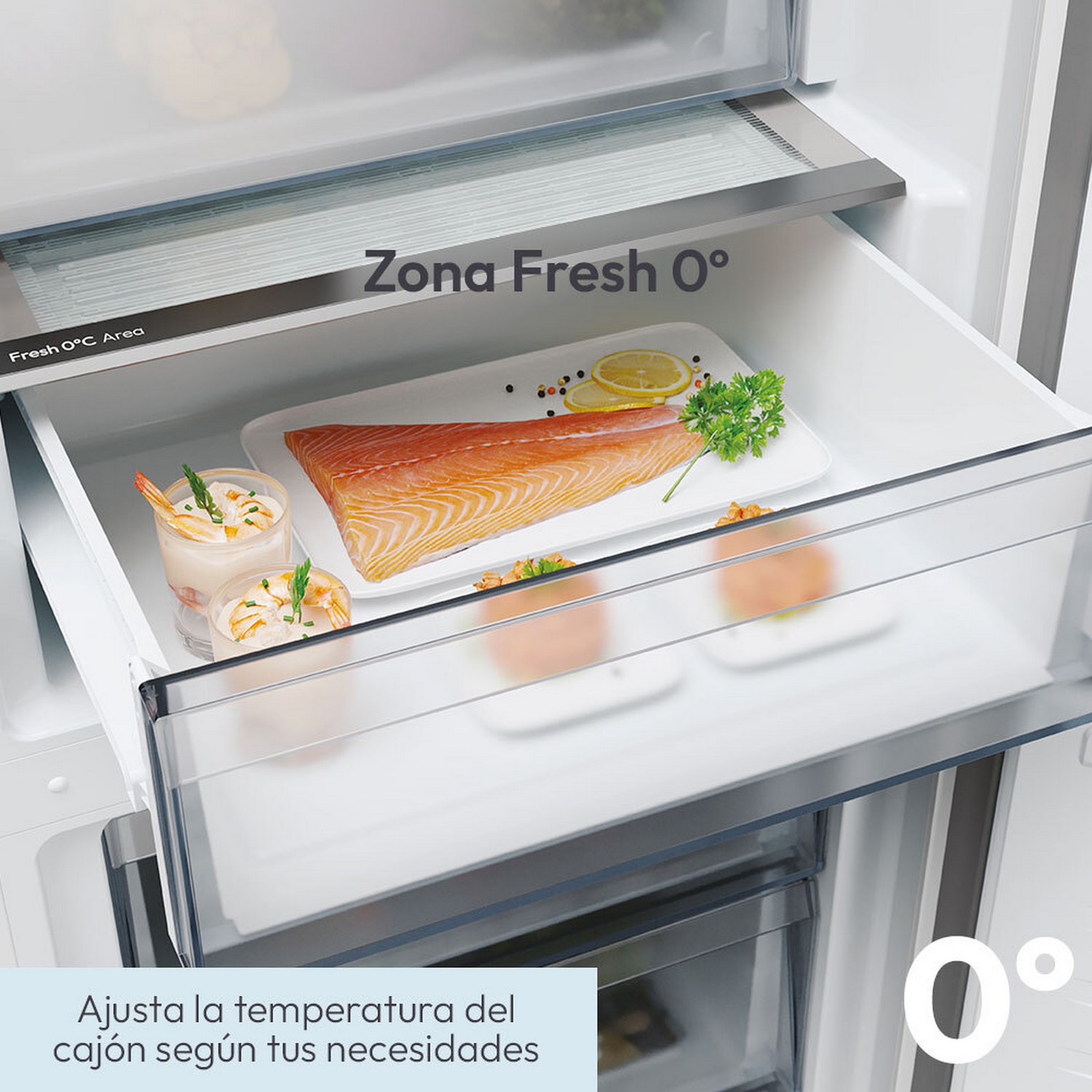 Interior de refrigerador con alimentos frescos: salmón, camarones y limón.
