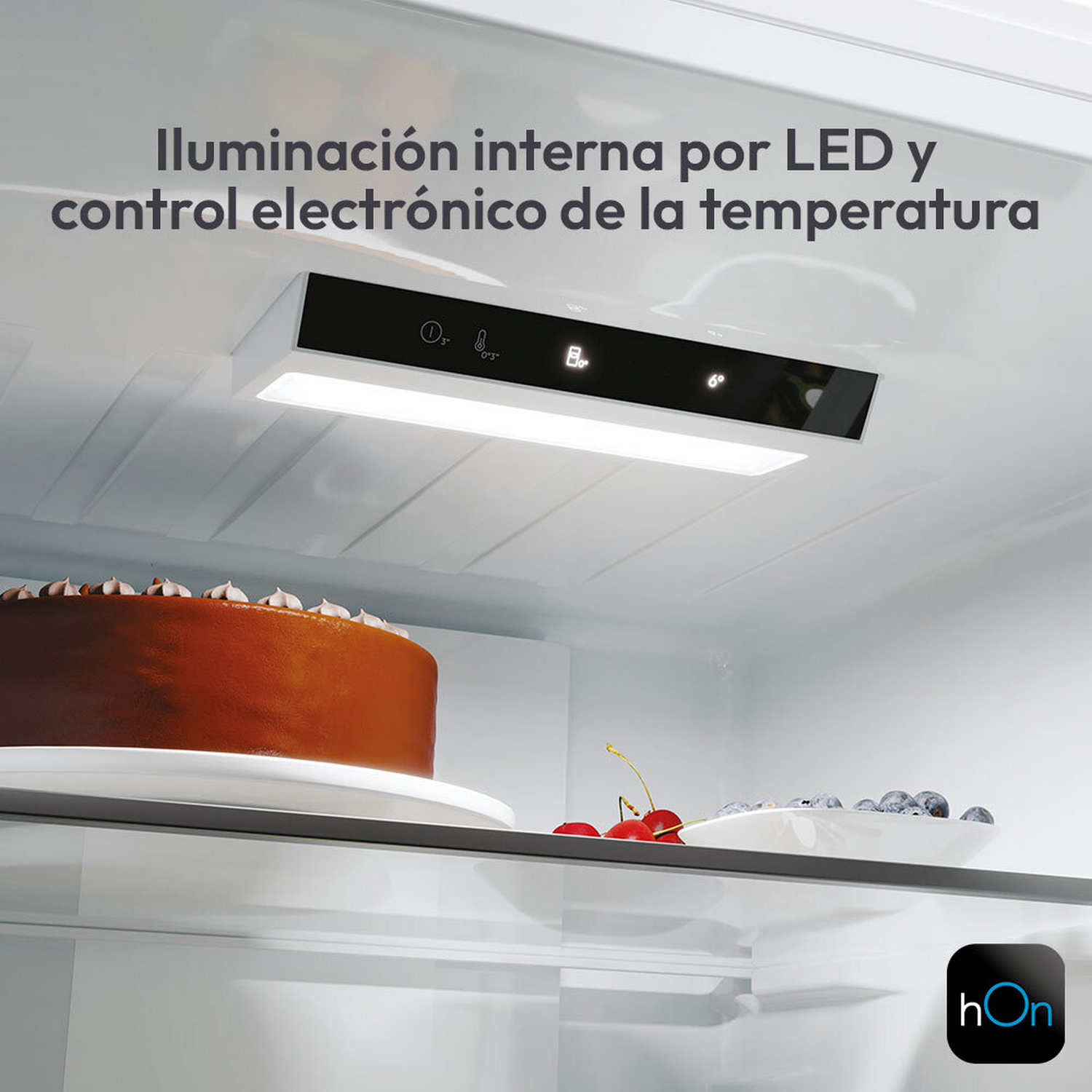 Pastel, cerezas, arándanos y iluminación LED dentro de un refrigerador.