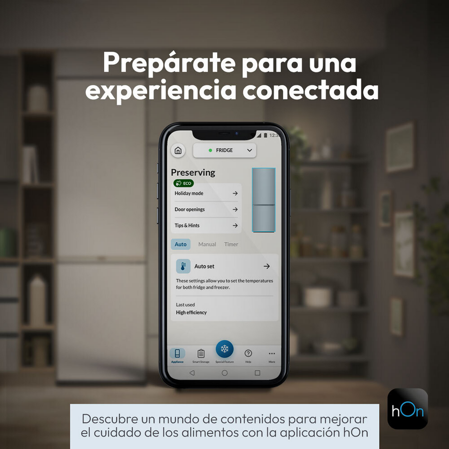 Smartphone que muestra una interfaz de aplicación con controles y configuraciones del refrigerador.