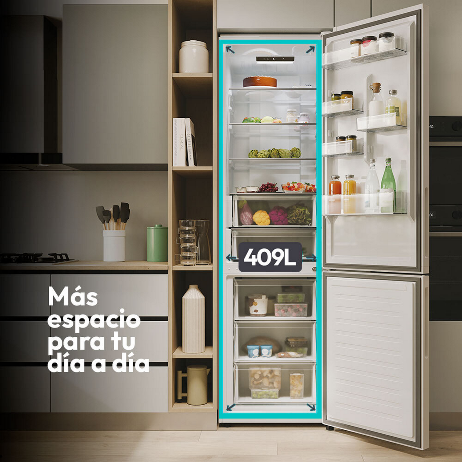 Refrigerador moderno con puerta abierta. Interior con estantes, cajones y alimentos.