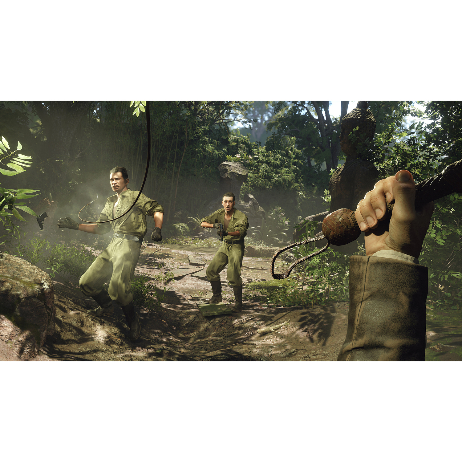 Deux hommes en uniformes verts courant dans la jungle, avec un fouet.