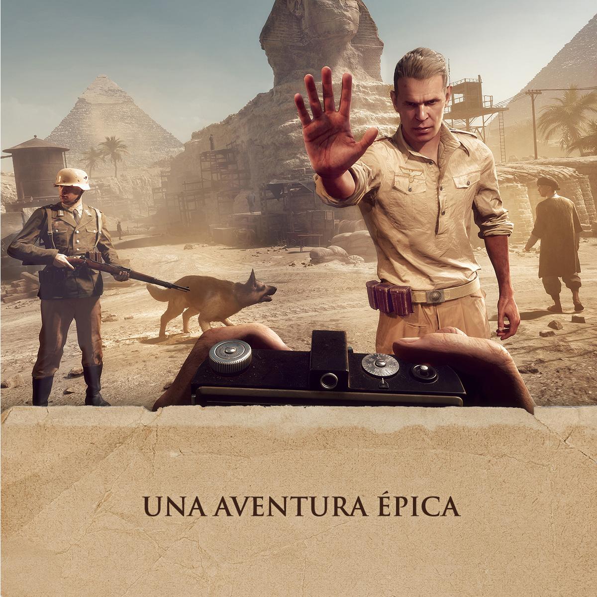 Escena con soldados, pirámides y un hombre sosteniendo un dispositivo, en un desierto.