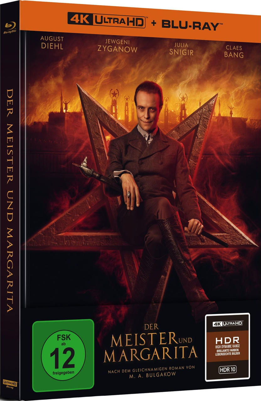 Filmcover: Mann sitzt mit Buch und dunklem Hintergrund. Text auf Deutsch.