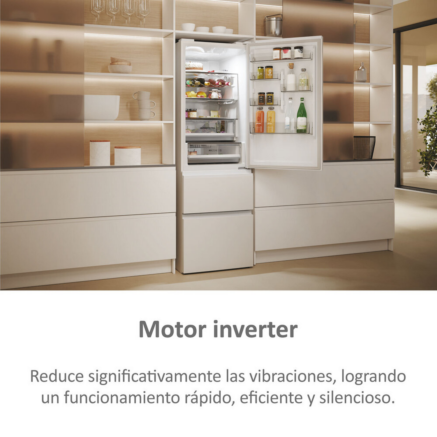 Un refrigerador moderno, abierto con la puerta abierta.
